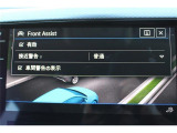 レーダーで前方の車両との距離を検知。衝突の危険が予測される場合には、ドライバーに注意を促します。その後ドライバーが回避操作を行わない場合には、システムが車両を減速させて被害を軽減します。