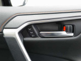 運転席シートポジションメモリーでスイッチを押すだけでシートが設定したポジションに動くので便利です!