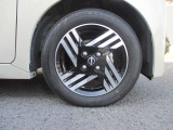 おしゃれは足元から。日産純正のアルミホイールで足元すっきり。タイヤサイズは155/65R14になります