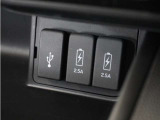 ◆USB接続端子◆スマホやiPodなどを接続して、いつもの音楽を車内でもお楽しみいただけます♪