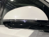 ウィンカー内蔵ドアミラーを開発したのは『メルセデス・ベンツ』です。他車からの視認性が高まり、事故の可能性を低減させています。更に、点灯部分はドライバーの視界に入らないように設計されています。