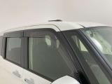 ドアバイザーも付いています。雨の日に少し窓を開けても、雨水が入りにくく、喫煙する方などにも強い味方です。