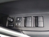 運転席からも操作可能な全席パワーウィンドウが装備されています。