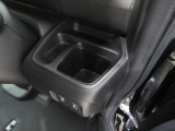 運転席から手の届きやすい位置に、ドリンクホルダーと小銭などを入れて置けるトレイが付いています。