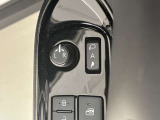 ドアミラーはオート格納機能付き。降車時にドアロックするとドアミラーが自動でたたみ、ドアロックを解除すると自動で開きます。