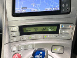 【オートエアコン】一度お好みの温度に設定すれば、車内の温度を検知し風量や温度を自動で調整。暑い&hellip;寒い&hellip;と何度もスイッチ操作をする必要はありません。快適な車内空間には必須の機能ですね♪