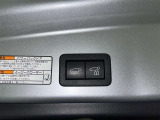 電動式バックドアです。 荷物を持ったままでもボタン一つで自動的に開け閉めできるので便利ですよ。 挟み込み防止機能も付いていますのでお子様の手や荷物を挟み込むのを防いでくれますよ。