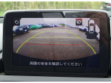 リアゲートの目立たない位置にバックカメラがあります。確認しづらい後方の障害物をバックモニターに表示されるのでより後方の視界の確保が可能です。