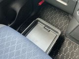 助手席シートの下に、便利な前後スライド式のアンダーボックスを装備。運転用の替え靴や、車内に常備したいこども用品、着がえた服などを収納できます