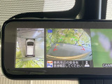 バックカメラ映像をクリアに表示し、安全な後退をサポート。駐車場での縦列駐車も安心して行えます。