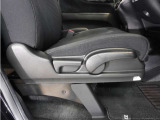 【ハイトアジャスター】レバーの上下操作だけで、座面を運転しやすい高さへ簡単に調節できます。