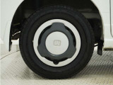 ◆純正ホイール装着車◆シンプルなデザインのホイールキャップ付きです。