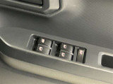 パワーウィンドウマスタースイッチです。車内の換気も運転席から簡単に行えます。