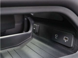 「置く」「充電する」がひとつの場所で完結。収納スペースとUSBポートを備え、普段使いにも嬉しい装備です。