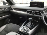 ドライバーが心に余裕をもって運転に集中できること、助手席や後席からもすっきりと前を見通せる空間の起点となり、全員が安心してドライブを楽しめることをモットーにシンプルなレイアウトとなっています。