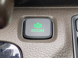 ECONスイッチを押すと・・・運転の仕方によるロスを抑え込み、燃費をよくするようクルマが頑張ります!他にも、エアコンの風量を抑えて、エンジン負担を軽減したりと幅広く活躍します!