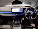 BMWの運転席はドライバーオリエンテッドという構造を採用。ドライバー目線の操作がしやすい設計になっており、ドライブ中にも目線の移動が少なく運転中にも簡単に操作ができます。