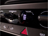 MINIの内装はとにかく『円』に拘ったデザインコンセプトが一目で伝わってきます。これほど円形に拘った車は他に御座いません。伝統のデザイン、トグルスイッチなど遊び心のある内装で御座います。