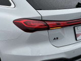 Audiのテールライトは、スタイリッシュで洗練されたデザインが特徴で、多くのモデルでLEDテールライトを採用しております。また、テールライトには動的ウィンカー機能が搭載されているモデルもあります。