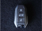【スマートキー】鍵を持ってお車のプッシュスタートボタンを押すだけでエンジンが始動します。ドアの施錠もボタンを押すだけです。