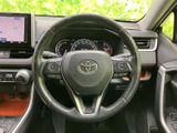 操作しやすい設計で、安全な運転をサポートします。必要情報へのアクセスが容易で、集中力を維持できます。