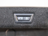 【パワーゲート】電動パワーゲートです。開閉がボタン1つで開け閉め行えます。また、状況に応じてのトランクハッチ開閉量を簡単に設定可能です。スマートオープナーも便利な機能です。ぜひお試しください。