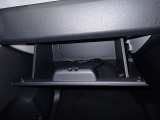 大型のグローBOXが装備されています。よく使うアイテムの収納に便利です、欲しい時にすぐに取り出せます♪