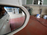 隣車線を走る車両をレーダーで検知し、ドアミラーでは確認しにくい後側方エリアに存在する車両に加え、急接近してくる車両も検知します。車両を検知するとドアミラーに搭載されたLEDインジケーターが点灯します。