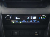 オートエアコンが付いています!1年中快適な室内を提供。車内温度を設定すると風量を自動で調整してくれます。