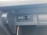 ETCユニットはグローブボックスの中に装着されています。こちらの車両はDSRC(ETC 2.0)に対応していますので、渋滞情報などリアルタイムでナビに反映されます。