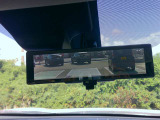 インテリジェント ルームミラー付き。車両後方のカメラ映像をミラー面に映し出すので車内の状況や天候などに影響されずいつでもクリアな後方視界が得られます。