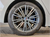 【BMWアロイホイル】軽量かつ強度に拘ったアロイホイル。走行性能ポテンシャルを引き出す設計。車の足元を引き締めてくれる大きなポイントはアロイホイルです。