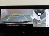 パノラミックビューモニター付きです。車両を上から見たような映像をモニター画面に表示。運転席からの目視では見にくい、車両周辺の状況をリアルタイムでしっかり確認できます。