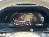 スタイリッシュなデザインと分かりやすい表示で、車両の状態をひと目で確認できます。走行情報を常に把握し、安全運転を心がけましょう。