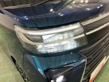 白く明るい光で夜間走行をサポートするLEDヘッドランプを搭載