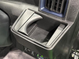 運転席側掘り込み式カップホルダー