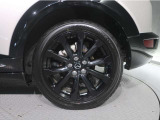 純正ホイールが車を引き締めてくれています。