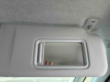 運転席サンバイザーにミラーがついております