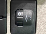 対向車や先行車への配慮が可能。積載物の状況に応じてヘッドライトの照射角度を手動調整できるスイッチ。