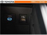 ポータブルオーディオなどの機器を接続して、車両のスピーカーで聞くことができます。