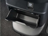 ◆センターロアボックス◆インパネ中央の下部には、ごみ箱としても使用する事ができるセンターロアボックスを装備しております。