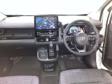 運転席周りのレイアウトをご覧ください。ナビゲーションが綺麗に装着されすっきり収まってますね!