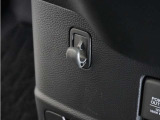 ◆フック◆ちょっとした買い物の袋を吊り下げたり、ゴミ袋を吊り下げられるコンビニフックがあり車内を転がらず便利です!
