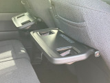 前席背面には格納式のテーブルを装備。ちょっとした荷物が掛けられて便利なコンビニフック付です。