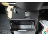 運転席と助手席の間にも便利な収納付き!ちらかりがちな、ケーブルなどを収納し、車内をスッキリ見せることができます(^^)/