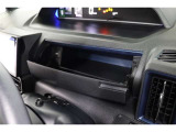 スッキリしまうことのできる運転席アッパーボックスがあります!