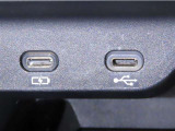 USB端子と充電用USB端子を装備しております。