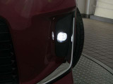 フロントマスクをシャープに飾る【LEDフォグランプ】が、明るい光で夜間のドライブをサポートします。