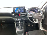 運転席周りのレイアウトをご覧ください。ナビゲーションが綺麗に装着されすっきり収まってますね!