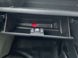 グローブボックスは奥行きたっぷり、車検証やオーナーズマニュアルを収納するポケット付きです。